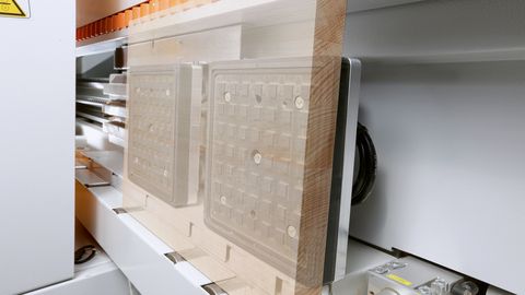 Che si tratti di pannelli o di legno massiccio: il sistema di bloccaggio automatico a vuoto della serie EVOLUTION garantisce una presa sicura e delicata sul materiale. Che si tratti di pannelli o di legno massiccio: il sistema di bloccaggio automatico a vuoto della serie EVOLUTION garantisce una presa sicura e delicata sul materiale.
