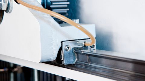 spintore liberamente programmabile su guide lineari con trasmissione servoassistita dinamica spintore liberamente programmabile su guide lineari con trasmissione servoassistita dinamica