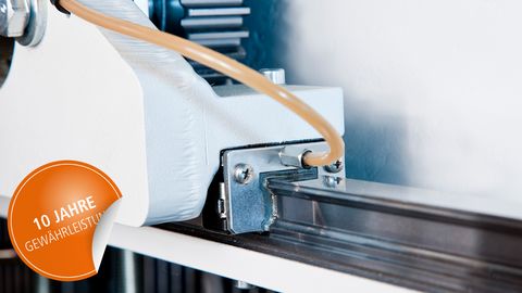 Battuta di precisione con guida programmabile e liberamente programmabile su guida lineare con servoazionamento dinamico. Battuta di precisione con guida programmabile e liberamente programmabile su guida lineare con servoazionamento dinamico.
