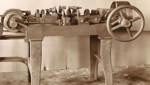 1914: Costituzione della società HOLZ-HER Pietre miliari HOLZ-HER: 1914